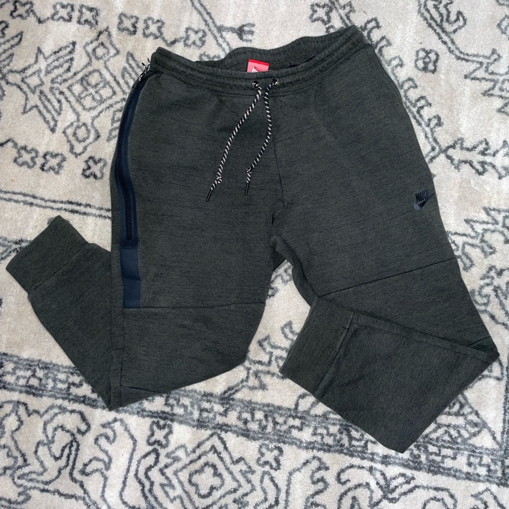Men’s Nike Tech Fleece Joggers size XL in Olive